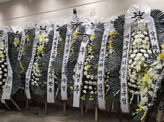 [서울=뉴시스] 19일 서울 신촌 세브란스병원 장례식장에 마련된 고(故) 윤석화 빈소의 근조 화환들. 2025.12.19. youn@newsis.com *재판매 및 DB 금지