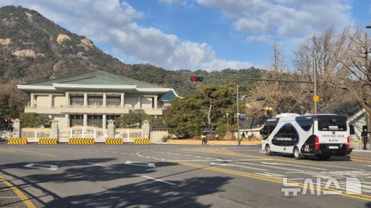 [서울=뉴시스] 전상우 수습 기자=대통령실 집무실 이전 완료를 약 일주일 앞둔 19일, 청와대 앞으로 '서울시 청와대 자율주행 버스'가 운행되고 있다. 2025.12.19 swoo@newsis.com