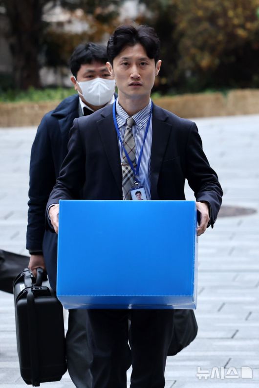 [서울=뉴시스] 김혜진 기자 = '관봉권 띠지 폐기 의혹'을 수사하는 안권섭 상설 특별검사팀이 19일 서울 중구 한국은행에서 발권국 수색·검증 영장을 집행하고 있다. 2025.12.19. jini@newsis.com