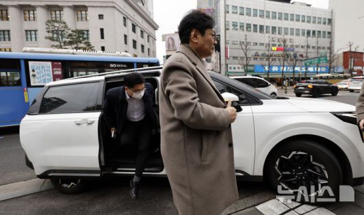 [서울=뉴시스] 김혜진 기자 = '관봉권 띠지 폐기 의혹'을 수사하는 안권섭 상설 특별검사팀이 19일 서울 중구 한국은행에서 발권국 수색·검증 영장을 집행하기 위해 차에서 내리고 있다. 2025.12.19. jini@newsis.com