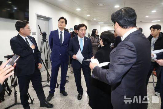 [서울=뉴시스] 조성봉 기자 = 황명선 더불어민주당 대전충남특별시 추진단 상임위원장이 19일 오전 서울 여의도 국회 소통관 입구에서 대전충남특별시 추진 관련 기자회견을 하기 전 참석자들과 대화를 하고 있다. 2025.12.19. suncho21@newsis.com