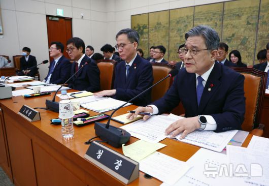 [서울=뉴시스] 김명년 기자 = 허민 국가유산청장이 19일 오전 서울 여의도 국회에서 열린 문화체육관광위원회 전체회의에서 의원 질의에 답변하고 있다. 2025.12.19. kmn@newsis.com