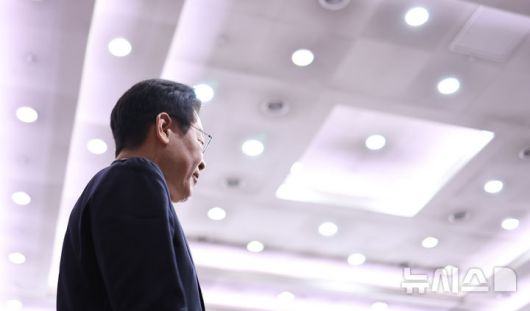 [서울=뉴시스] 고범준 기자 = 이재명 대통령이 19일 서울 종로구 정부서울청사 별관에서 열린 금융위원회·공정거래위원회 업무보고에 입장하고 있다. (대통령실통신사진기자단) 2025.12.19. bjko@newsis.com