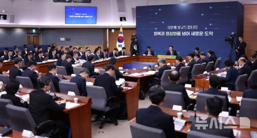 [서울=뉴시스] 고범준 기자 = 이재명 대통령이 19일 서울 종로구 정부서울청사 별관에서 열린 금융위원회·공정거래위원회 업무보고에서 발언하고 있다. (대통령실통신사진기자단) 2025.12.19. bjko@newsis.com