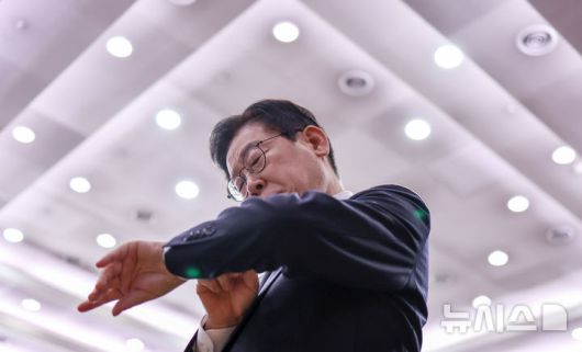 [서울=뉴시스] 고범준 기자 = 사진은 이재명 대통령이 지난 19일 서울 종로구 정부서울청사 별관에서 열린 금융위원회·공정거래위원회 업무보고를 마친 뒤 시계를 보며 회의실을 나서고 있는 모습. (대통령실통신사진기자단) 2025.12.19. bjko@newsis.com