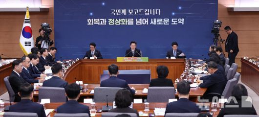 [서울=뉴시스] 고범준 기자 = 이재명 대통령이 19일 서울 종로구 정부서울청사 별관에서 열린 법무부(대검찰청)·성평등가족부 업무보고에서 발언하고 있다. (대통령실통신사진기자단) 2025.12.19. bjko@newsis.com