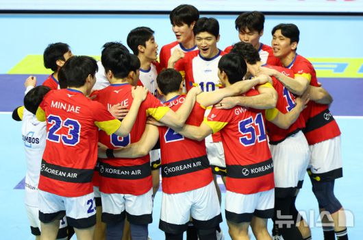 [인천=뉴시스] 황준선 기자 = 19일 인천계양체육관에서 열린 진에어 2025~2026 V-리그 남자부 한국전력 빅스톰과 대한항공 점보스의 경기, 세트스코어 3-0으로 승리한 대한항공 선수들이 자축하고 있다. 2025.12.19. hwang@newsis.com