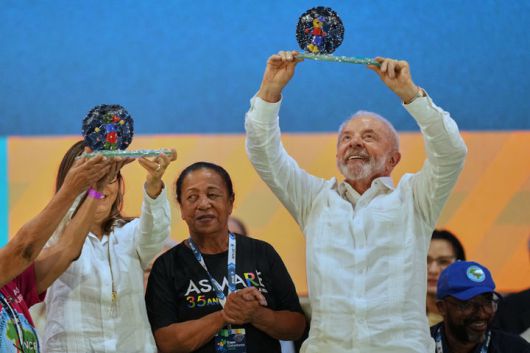 [상파울루=AP/뉴시스] 루이스 이나시우 룰라 다시우바 브라질 대통령이 지난해 12월 상파울루에서 열린 재활용 쓰레기 수거 노동자 가족들과 함께한 크리스마스 행사에서 받은 선물을 들어 올리고 있다. 18일(현지 시간) 파이낸셜타임스(FT)는 복수의 소식통을 인용해 도널드 트럼프 미국 행정부와 좌파 성향의 루이스 이나시우 룰라 다시우바 브라질 대통령 사이 조심스러운 관계 개선이 이뤄지면서 희토류 협정 가능성이 제기된다고 보도했다. 2026.01.19.