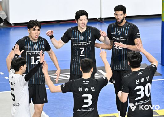 [서울=뉴시스] 남자 프로배구 현대캐피탈 선수들이 20일 천안유관순체육관에서 열린 진에어 2025~2026 V-리그 남자부 OK저축은행과의 경기에서 득점을 올린 뒤 기뻐하고 있다. (사진=KOVO 제공) 2025.12.20.