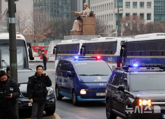 [서울=뉴시스] 조성우 기자 = 윤석열 전 대통령을 태운 호송차가 20일 김건희 특검 사무실이 있는 서울 종로구 KT광화문 웨스트 빌딩으로 들어서고 있다. 2025.12.20. xconfind@newsis.com