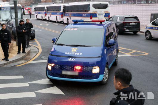 [서울=뉴시스] 조성우 기자 = 윤석열 전 대통령을 태운 호송차가 20일 김건희 특검 사무실이 있는 서울 종로구 KT광화문 웨스트 빌딩으로 들어서고 있다. 2025.12.20. xconfind@newsis.com