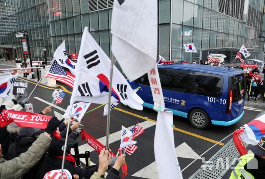 [서울=뉴시스] 조성우 기자 = 윤석열 전 대통령을 태운 호송차가 20일 김건희 특검 사무실이 있는 서울 종로구 KT광화문 웨스트 빌딩으로 들어서고 있다. 2025.12.20. xconfind@newsis.com