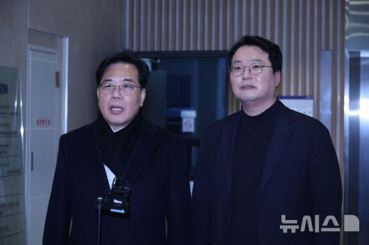 [서울=뉴시스] 김금보 기자 = 송언석 국민의힘 원내대표와 천하람 개혁신당 원내대표가 21일 서울 여의도 한 식당에서 '통일교 특검법 발의' 관련 비공개 회동을 마친 뒤 기자회견을 하고 있다. 2025.12.21. kgb@newsis.com