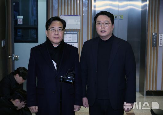 [서울=뉴시스] 김금보 기자 = 송언석 국민의힘 원내대표와 천하람 개혁신당 원내대표가 21일 서울 여의도 한 식당에서 '통일교 특검법 발의' 관련 비공개 회동을 마친 뒤 기자회견을 하고 있다. 2025.12.21. kgb@newsis.com