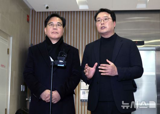 [서울=뉴시스] 김금보 기자 = 송언석 국민의힘 원내대표와 천하람 개혁신당 원내대표가 21일 서울 여의도 한 식당에서 '통일교 특검법 발의' 관련 비공개 회동을 마친 뒤 기자회견을 하고 있다. 2025.12.21. kgb@newsis.com