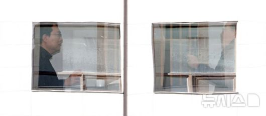 [서울=뉴시스] 김금보 기자 = 송언석(오른쪽) 국민의힘 원내대표와 천하람 개혁신당 원내대표가 21일 서울 여의도 한 식당에서 '통일교 특검법 발의' 관련 비공개 회동을 하고 있다. 2025.12.21. kgb@newsis.com