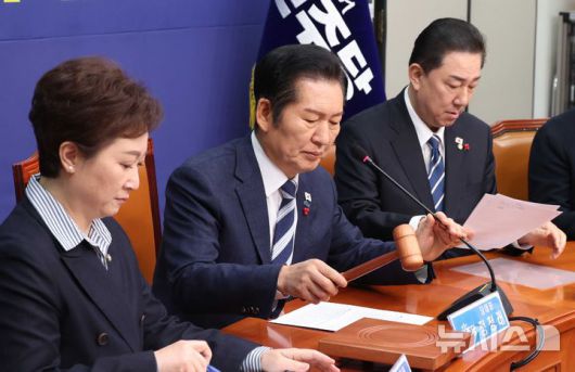 [서울=뉴시스] 조성봉 기자 = 정청래 더불어민주당 대표가 22일 오전 서울 여의도 국회에서 열린 최고위원회의에서 의사봉을 두드리고 있다. 2025.12.22. suncho21@newsis.com