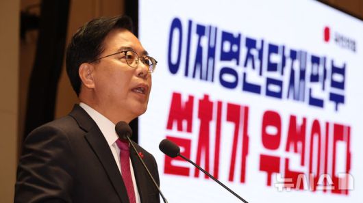 [서울=뉴시스] 김금보 기자 = 송언석 국민의힘 원내대표가 22일 서울 여의도 국회에서 열린 의원총회에서 발언을 하고 있다. 2025.12.22.kgb@newsis.com