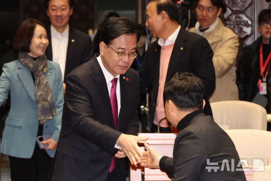 [서울=뉴시스] 김금보 기자 = 송언석 국민의힘 원내대표가 22일 서울 여의도 국회에서 열린 의원총회에 출석하며 인사를 하고 있다. 2025.12.22.kgb@newsis.com