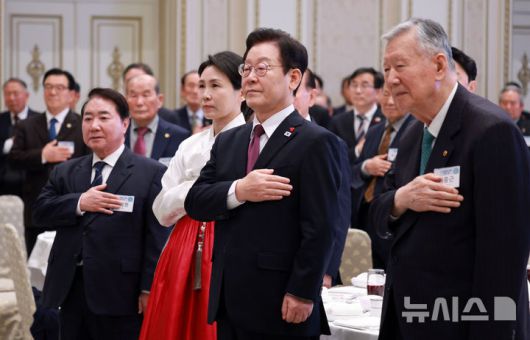 [서울=뉴시스] 고범준 기자 = 이재명 대통령과 김혜경 여사가 22일 청와대 영빈관에서 열린 대한노인회 초청 오찬에서 이중근 대한노인회 회장 등 참석자들과 국민의례를 하고 있다. 2025.12.22. bjko@newsis.com