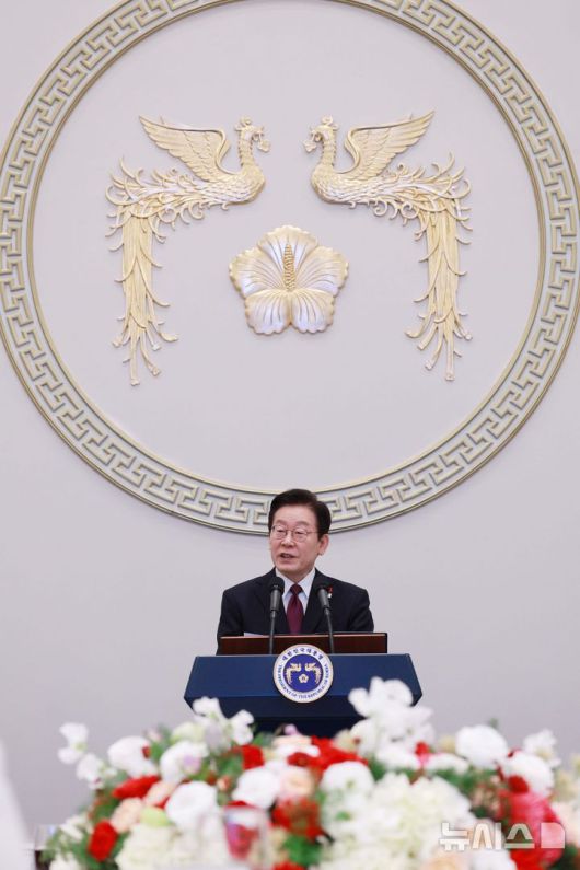 [서울=뉴시스] 고범준 기자 = 이재명 대통령이 22일 청와대 영빈관에서 열린 대한노인회 초청 오찬에서 인사말을 하고 있다. 2025.12.22. bjko@newsis.com