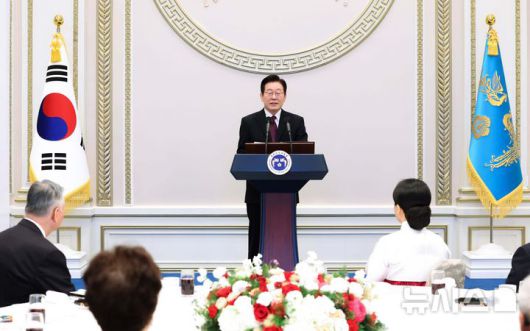 [서울=뉴시스] 고범준 기자 = 이재명 대통령이 22일 청와대 영빈관에서 열린 대한노인회 초청 오찬에서 인사말을 하고 있다. (대통령실통신사진기자단) 2025.12.22. bjko@newsis.com