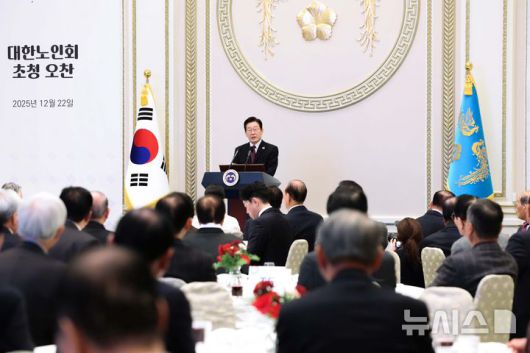 [서울=뉴시스] 고범준 기자 = 이재명 대통령이 22일 청와대 영빈관에서 열린 대한노인회 초청 오찬에서 인사말을 하고 있다. (대통령실통신사진기자단) 2025.12.22. bjko@newsis.com