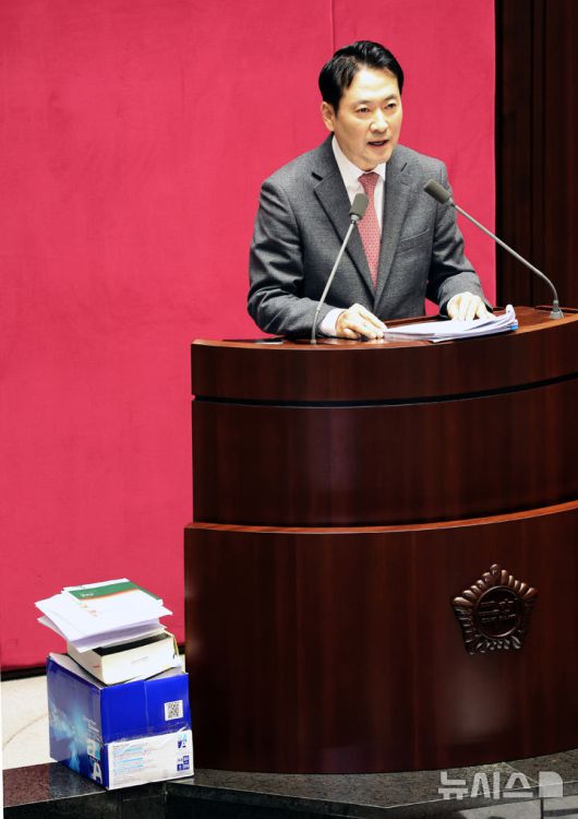 [서울=뉴시스] 김금보 기자 = 장동혁 국민의힘 대표가 22일 서울 여의도 국회에서 열린 제430회국회(임시회) 제2차 본회의에서 '12.3 윤석열 비상계엄 등에 대한 전담재판부 설치 및 제보자 보 호 등에 관한 특별법안(대안)'에 대한 반대 무제한토론을 하고 있다.있다. 2025.12.22.kgb@newsis.com