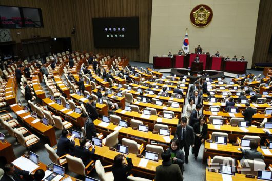 [서울=뉴시스] 김명년 기자 = 더불어민주당 의원들이 22일 오전 서울 여의도 국회에서 열린 본회의에서 장동혁 국민의힘 대표의 12·3 윤석열 비상계엄 등에 대한 전담재판부 설치 및 제보자 보호 등에 관한 특별법에 대한 무제한토론(필리버스터)이 시작되자 회의장을 나가고 있다. 2025.12.22. kmn@newsis.com