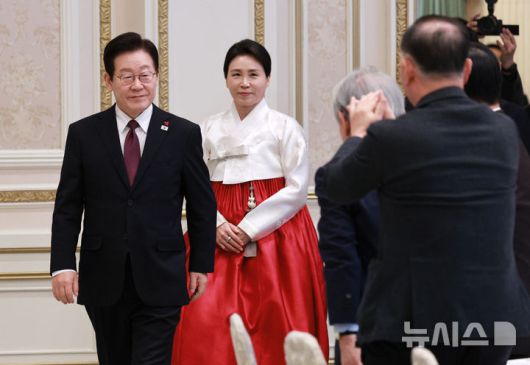 [서울=뉴시스] 고범준 기자 = 이재명 대통령과 김혜경 여사가 22일 청와대 영빈관에서 열린 대한노인회 초청 오찬에 입장하고 있다. 2025.12.22. bjko@newsis.com