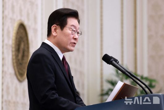 [서울=뉴시스] 고범준 기자 = 이재명 대통령이 22일 청와대 영빈관에서 열린 대한노인회 초청 오찬에서 인사말을 하고 있다. 2025.12.22. bjko@newsis.com