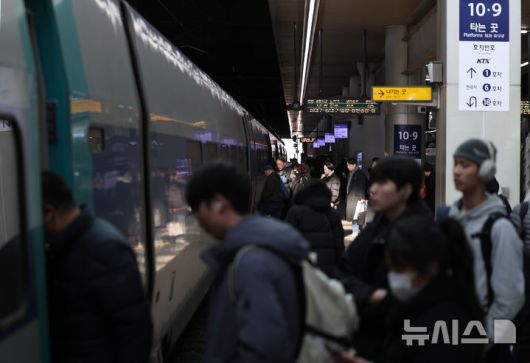 [서울=뉴시스] 김진아 기자 = 전국철도노동조합(철도노조) 총파업을 하루 앞둔 22일 서울역 승강장으로 열차가 들어오고 있다.  코레일은 노조 총파업 시 수도권 전철(서울지하철 1·3·4호선, 수인분당선, 경의중앙선, 경강선 등)과 대구경북의 대경선(구미~경산), 부산경남의 동해선(부전~태화강) 등 광역전철의 평시 대비 25% 감축 운행이 불가피할 것으로 보고 있다. 노조는 경영평가 성과급 지급기준을 기본급의 100%로 산정할 것을 요구하고 있다. 2025.12.22. bluesoda@newsis.com