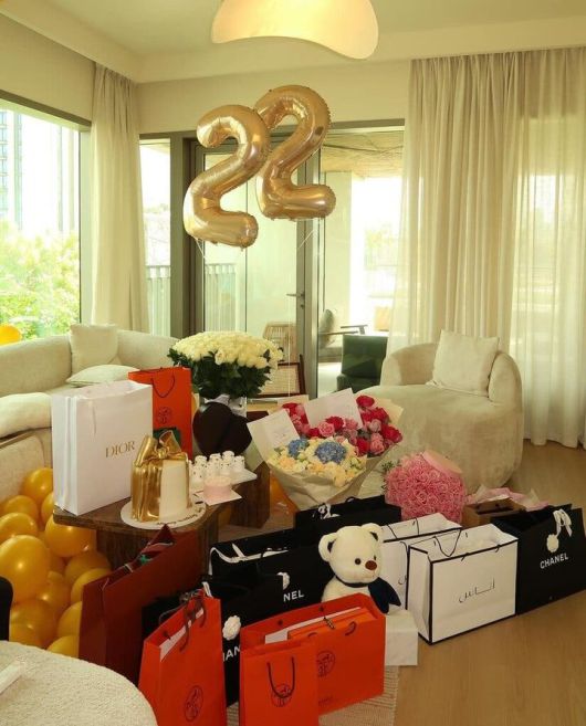 [서울=뉴시스]시리아 독재자 바샤르 알 아사드의 조카 샴 알 아사드가 두바이에서 가진 22살 생일 파티 사진에 에르메스, 디오르, 샤넬 등 명품 핸드백들이 가득 있다. (출처=인스타그램, NYT에서 재인용) 2025.12.23. *재판매 및 DB 금지