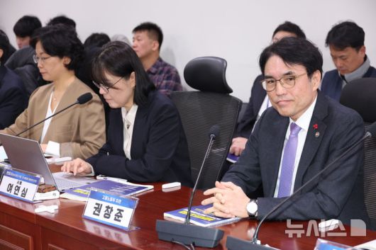 [서울=뉴시스] 조성봉 기자 = 권창준 고용노동부 차관이 23일 오전 서울 여의도 국회 의원회관 간담회의실에서 열린 노란봉투법 후속조치 입법예고안(노조법 시행령) 의견청취 전문가 심포지엄에서 참석해 있다. 2025.12.23. suncho21@newsis.com