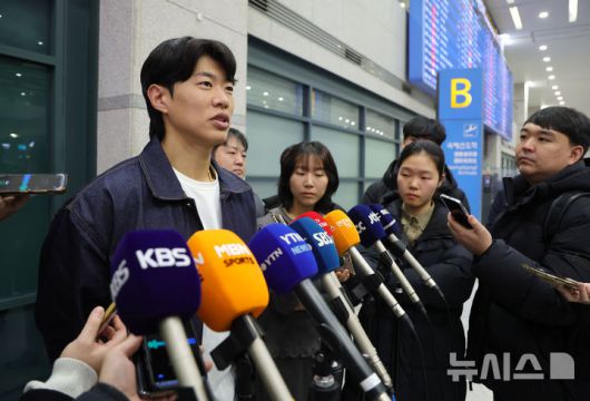 [인천공항=뉴시스] 홍효식 기자 = 미국 메이저리그 샌디에이고 파드리스와 계약을 마친 송성문이 23일 인천국제공항 제1터미널을 통해 귀국해 취재진 질문에 답하고 있다. 2025.12.23. yesphoto@newsis.com