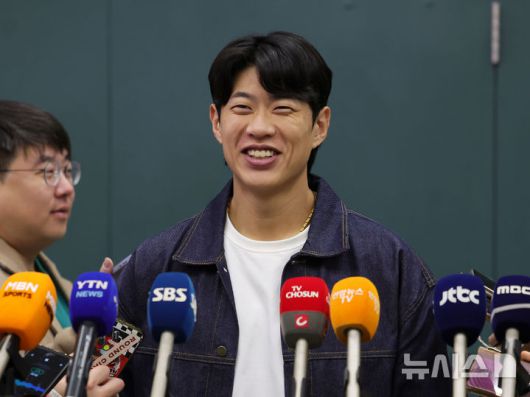 [인천공항=뉴시스] 홍효식 기자 = 미국 메이저리그 샌디에이고 파드리스와 계약을 마친 송성문이 23일 인천국제공항 제1터미널을 통해 귀국해 취재진 질문에 답하며 웃음 짓고 있다. 2025.12.23. yesphoto@newsis.com