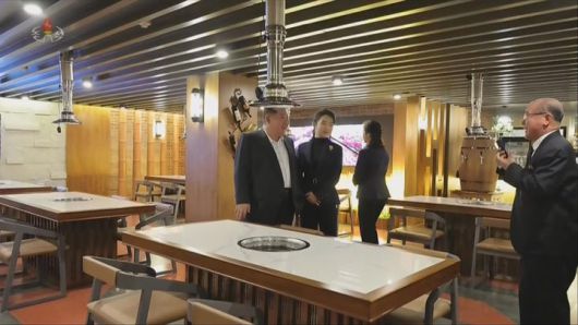 [서울=뉴시스] 북한조선중앙TV는 김정은 북한 국무위원장이 딸 주애와 함께 지난 20일 양강도 삼지연관광지구 이깔·밀영 호텔 준공식에 참석했다고 23일 보도했다. 사진은 밀영호텔 둘러보는 김정은 국무위원장과 딸 주애. (사진=조선중앙TV 캡쳐) 2025.12.23. photo@newsis.com *재판매 및 DB 금지