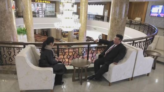 [서울=뉴시스] 북한조선중앙TV는 김정은 북한 국무위원장이 딸 주애와 함께 지난 20일 양강도 삼지연관광지구 이깔·밀영 호텔 준공식에 참석했다고 23일 보도했다. 사진은 이깔 호텔 둘러보는 김정은 국무위원장과 딸 주애. (사진=조선중앙TV 캡쳐) 2025.12.23. photo@newsis.com *재판매 및 DB 금지