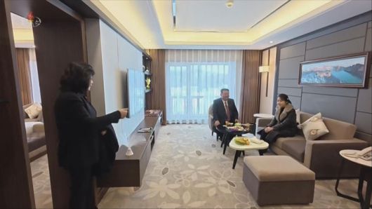 [서울=뉴시스] 북한조선중앙TV는 김정은 북한 국무위원장이 딸 주애와 함께 지난 20일 양강도 삼지연관광지구 이깔·밀영 호텔 준공식에 참석했다고 23일 보도했다. 사진은 이깔 호텔 둘러보는 김정은 국무위원장과 딸 주애. (사진=조선중앙TV 캡쳐) 2025.12.23. photo@newsis.com *재판매 및 DB 금지