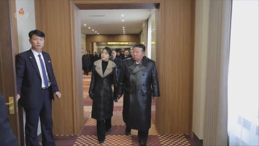 [서울=뉴시스] 북한조선중앙TV는 김정은 북한 국무위원장이 딸 주애와 함께 지난 20일 양강도 삼지연관광지구 이깔·밀영 호텔 준공식에 참석했다고 23일 보도했다. 사진은 이깔 호텔 둘러보는 김정은 위원장과 딸 주애. (사진=조선중앙TV 캡쳐) 2025.12.23. photo@newsis.com *재판매 및 DB 금지