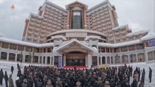 [서울=뉴시스] 북한조선중앙TV는 김정은 북한 국무위원장이 딸 주애와 함께 지난 20일 양강도 삼지연관광지구 이깔·밀영 호텔 준공식에 참석했다고 23일 보도했다. 사진은 이깔 호텔. (사진=조선중앙TV 캡쳐) 2025.12.23. photo@newsis.com *재판매 및 DB 금지