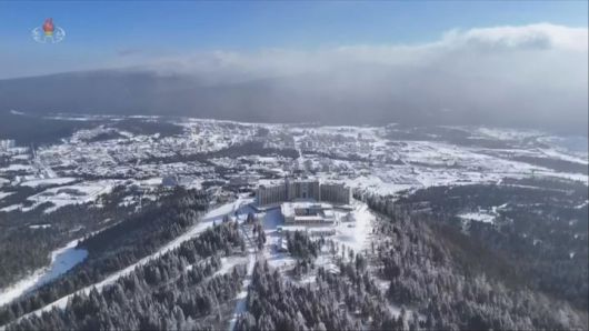 [서울=뉴시스] 북한조선중앙TV는 김정은 북한 국무위원장이 딸 주애와 함께 지난 20일 양강도 삼지연관광지구 이깔·밀영 호텔 준공식에 참석했다고 23일 보도했다. 사진은 이깔 호텔. (사진=조선중앙TV 캡쳐) 2025.12.23. photo@newsis.com *재판매 및 DB 금지