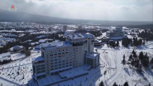 [서울=뉴시스] 북한조선중앙TV는 김정은 북한 국무위원장이 딸 주애와 함께 지난 20일 양강도 삼지연관광지구 이깔·밀영 호텔 준공식에 참석했다고 23일 보도했다. 사진은 이깔 호텔. (사진=조선중앙TV 캡쳐) 2025.12.23. photo@newsis.com *재판매 및 DB 금지