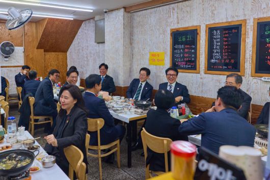 [서울=뉴시스] 이재명 대통령이 23일 부산진구 부전시장 내 한 횟집을 찾아 국무위원, 대통령실 직원들과 함께 오찬을 하고 있다. (사진=대통령실 제공) 2025.12.23. photo@newsis.com *재판매 및 DB 금지