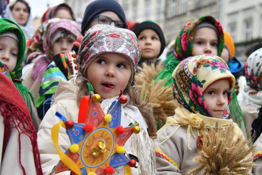 [르비우=AP/뉴시스] 24일(현지 시간) 우크라이나 르비우에서 어린이들이 정교회 성탄 전야를 맞아 열린 퍼레이드에 참석하고 있다. 우크라이나는 2023년 러시아와 문화·종교 분리를 위해 전통 크리스마스를 1월 7일에서 12월 25일로 공식 변경했다. 2025.12.25.