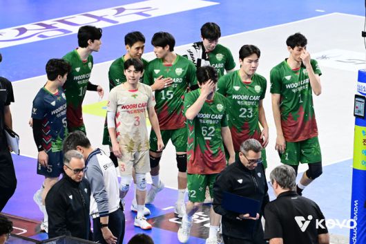 [서울=뉴시스] 남자 프로배구 우리카드 선수들이 24일 천안유관순체육관에서 열린 진에어 2025~2026 V-리그 남자부 현대캐피탈과의 경기에서 세트를 내주며 아쉬워하고 있다. (사진=KOVO 제공) 2025.12.24.