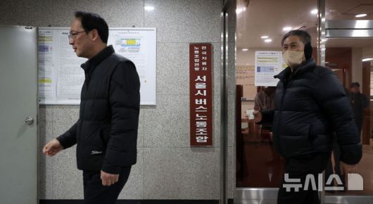 [서울=뉴시스] 김선웅 기자 = 서울시버스노조 관계자들이 24일 서울 용산구 서울시버스노동조합에서 파업 여부, 시행 날짜, 방식 등을 논의하기 위해 열린 서울시버스노조 지부위원장 총회에 참석하기 위해 집결하고 있다. 2025.12.24. mangusta@newsis.com