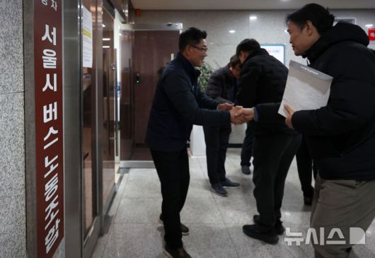 [서울=뉴시스] 김선웅 기자 = 서울시버스노조 관계자들이 24일 서울 용산구 서울시버스노동조합에서 파업 여부, 시행 날짜, 방식 등을 논의하기 위해 열린 서울시버스노조 지부위원장 총회에 참석하기 위해 집결하고 있다. 2025.12.24. mangusta@newsis.com