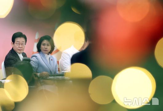 [서울=뉴시스] 최동준 기자 = 이재명 대통령과 김혜경 여사가 24일 서울 서대문구 신촌세브란스 연세암병원 중입자치료센터에서 희귀질환 환우·가족 간담회를 하고 있다. (대통령실통신사진기자단) 2025.12.24. photocdj@newsis.com