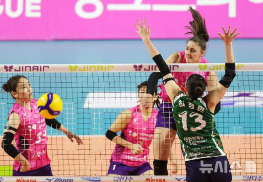 [인천=뉴시스] 홍효식 기자 = 24일 인천 부평구 인천삼산월드체육관에서 열린 2025-2026 V-리그 여자부 3라운드 흥국생명과 IBK기업은행의 경기, 흥국생명 피치가 공격하고 있다. 2025.12.24. yesphoto@newsis.com